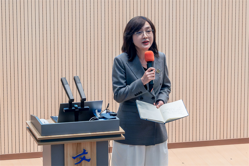 三峽大學外國語學院副院長屈瓊在進行宣講