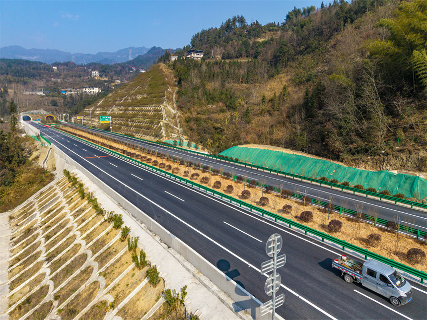 建始北高速西密山隧道出口高边坡