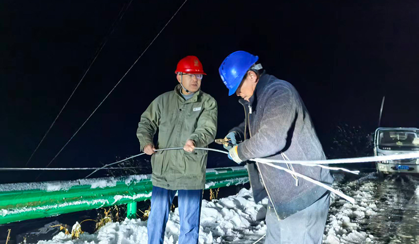寒潮突袭线路断 湖北竹山供电50余人冒雪抢修【2】