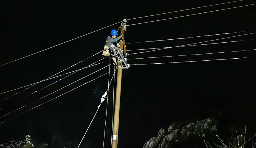 寒潮突袭线路断 湖北竹山供电50余人冒雪抢修【3】