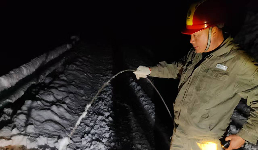 寒潮突袭线路断 湖北竹山供电50余人冒雪抢修【4】