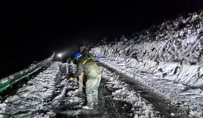 寒潮突袭线路断 湖北竹山供电50余人冒雪抢修【5】