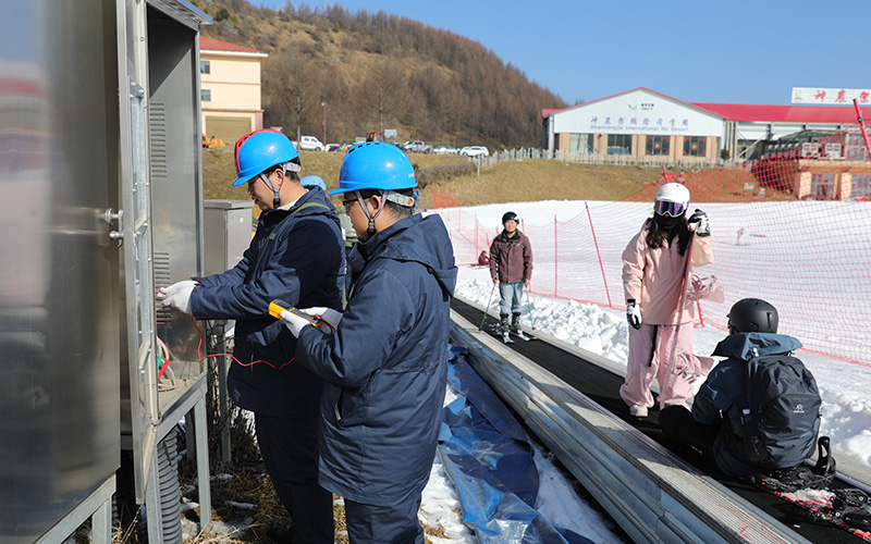 國網湖北電力員工前往神農架國際滑雪場，對配電櫃、造雪機、魔毯等用電設備開展拉網式隱患排查，全面消除安全隱患。王小兵攝