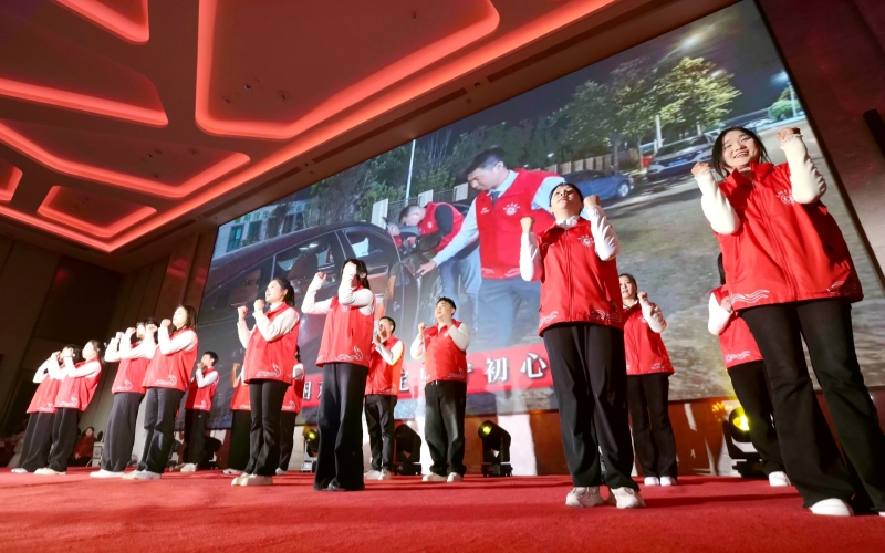 社区工作者表演手势舞。