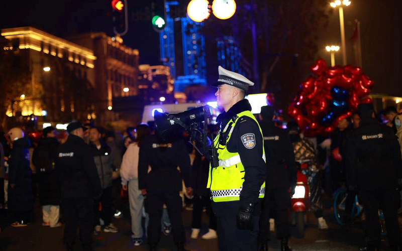 交警在活動現場疏導人流。