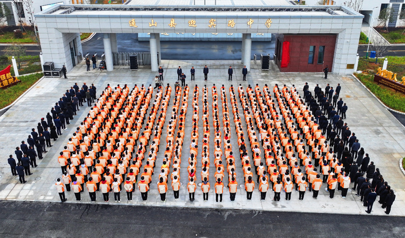新建的迎賓路中學。唐成攝
