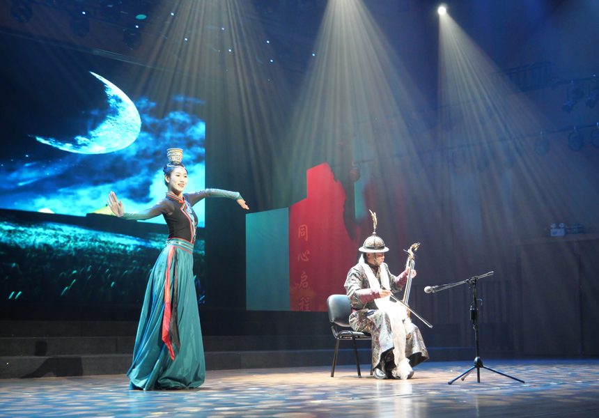 马头琴、舞蹈表演《疾风中的马》。袁子钧摄