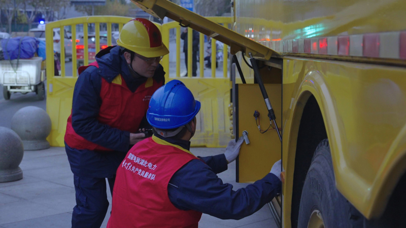 工作人員進行巡視檢查。