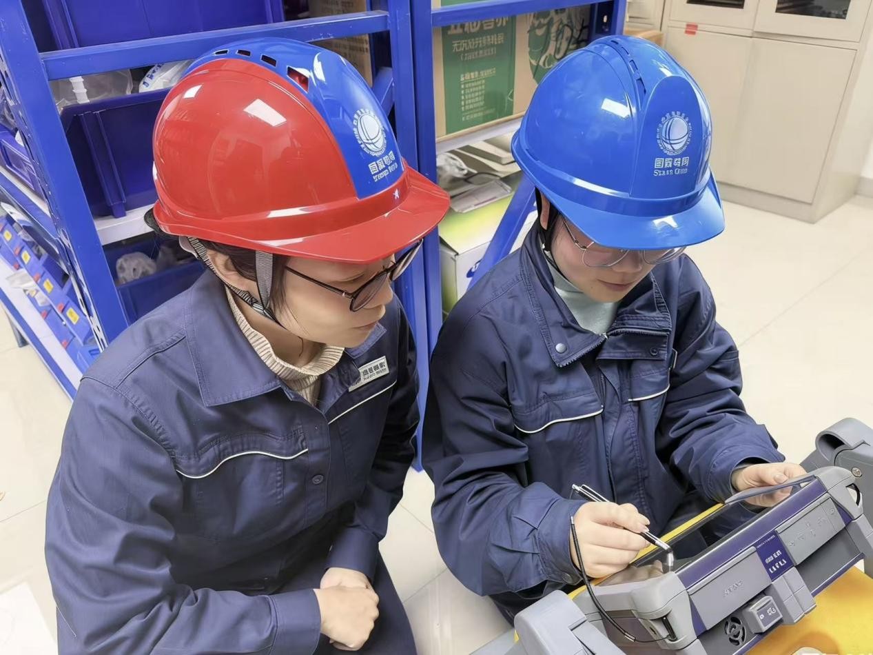 國網湖北直流公司信通運檢黨支部紀檢委員監督檢修人員進行儀表核查和整理。