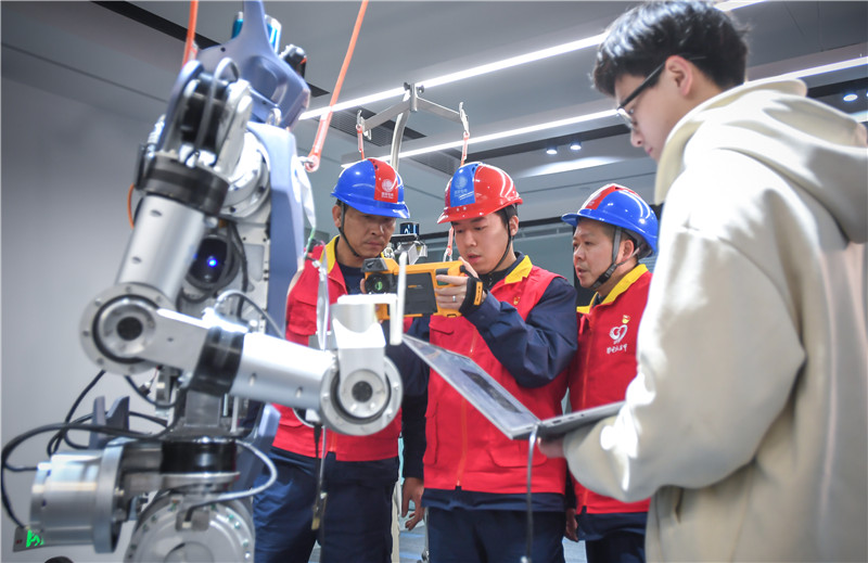 武漢格籃若智能技術股份有限公司內，國網武漢供電公司工作人員現場服務，為企業研制人形機器人提供保障