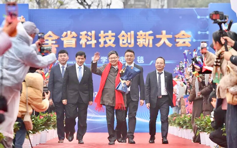 1月4日，2026湖北省科技创新大会科学家走红毯现场，丁烈云（中一）携团队成员走上红毯。受访者供图