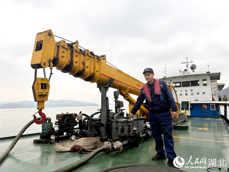 清帆保潔18號船長金自立正在檢查污水轉運設備。人民網記者 張沛攝