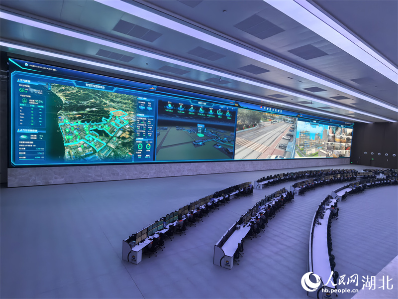 興發集團新材料產業園智慧管理中心,大屏上各類數據實時跳動。人民網記者 周雯攝