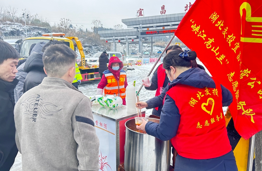 “峽江高山蘭”志願服務隊為司乘提供服務