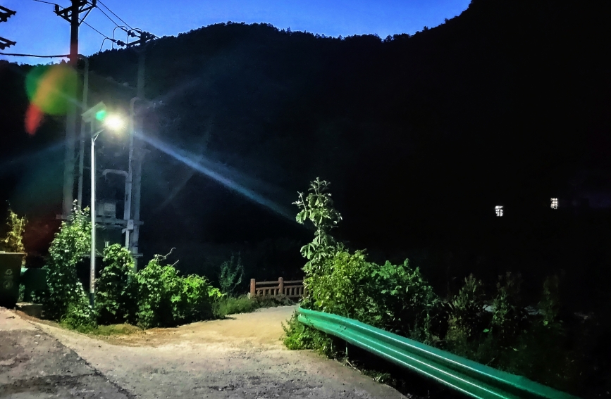 為村民安裝的路燈點亮夜間出行道路