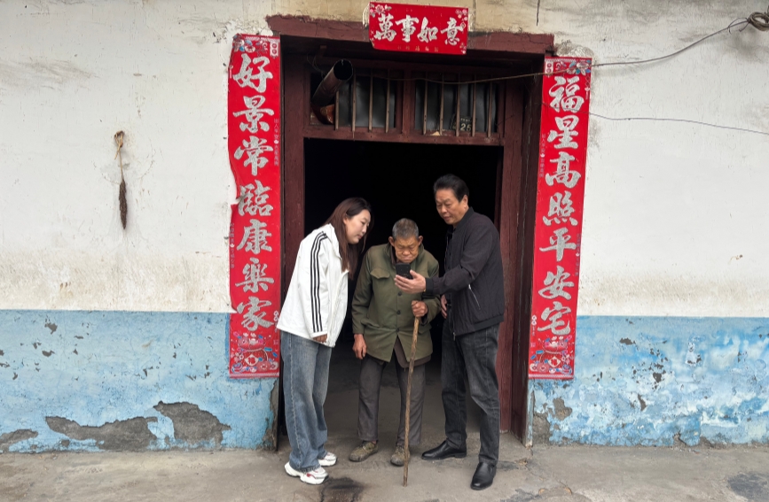 楊發禮走訪農戶了解困難情況
