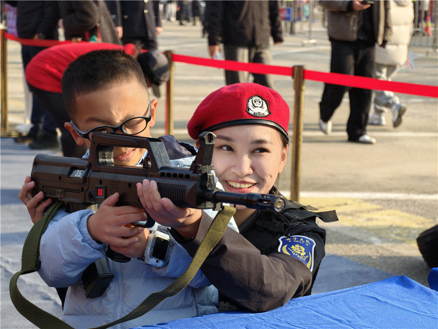 武汉近1.3万名市民体验警务工作