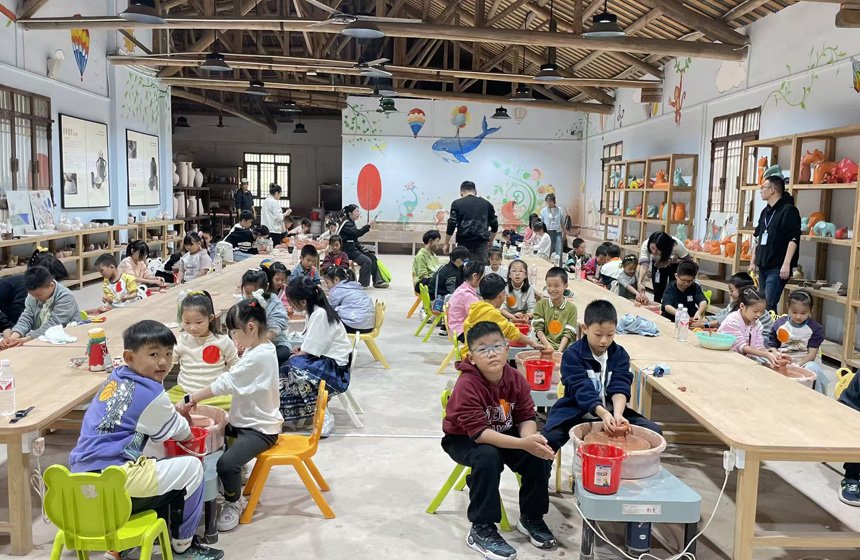小朋友在老师带领下来到黄龙湖马口陶文化传承基地体验制陶乐趣。黄龙轩摄