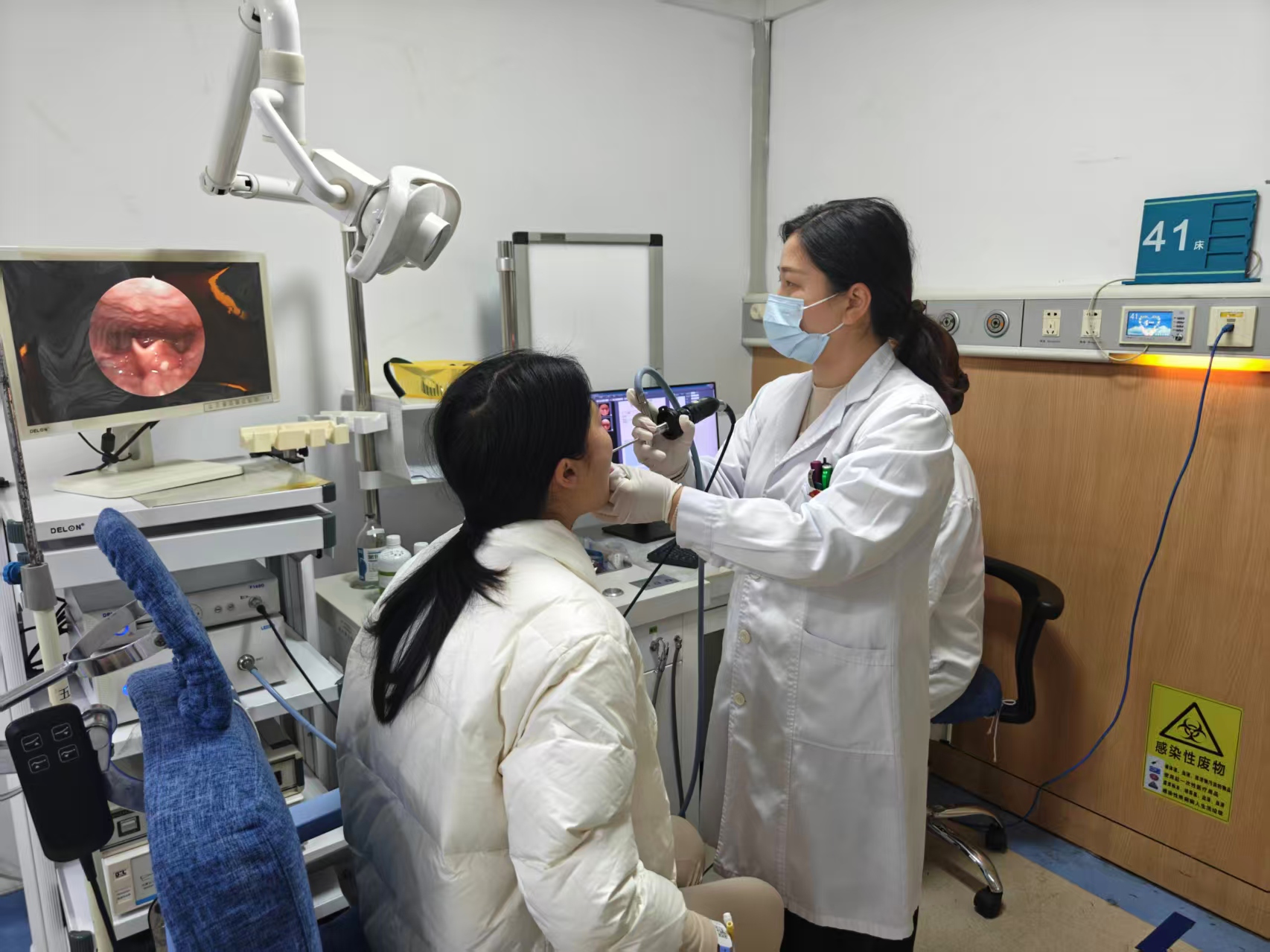 医生正在接诊。