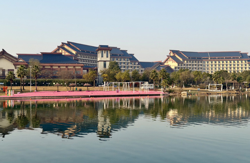 天屿湖旅游度假区的粉红沙滩是热门“打卡地”。人民网记者 张沛摄