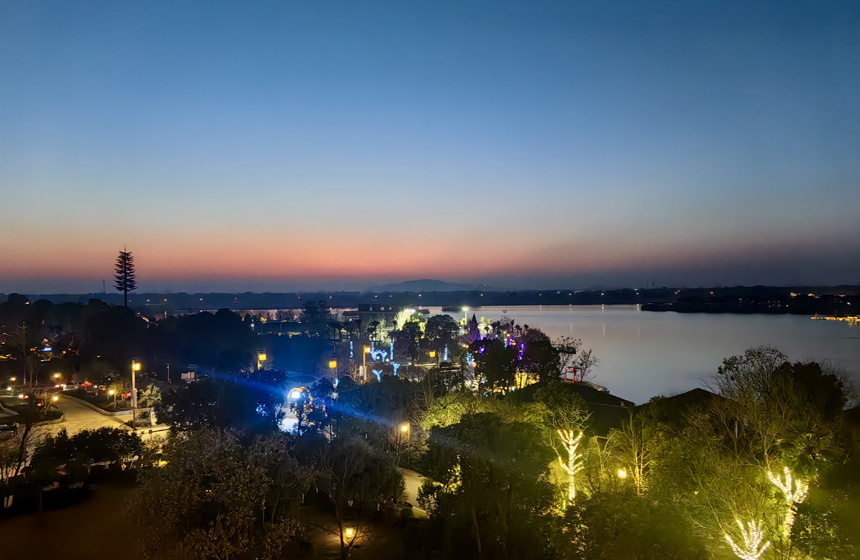 夜幕降临,天屿湖旅游度假区灯光璀璨。人民网记者 张颖摄