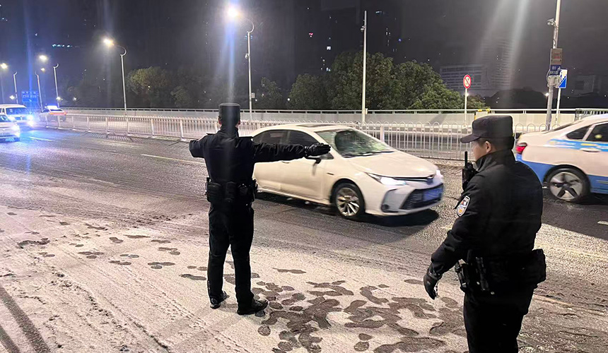 特警队员凌晨在桥面执勤。