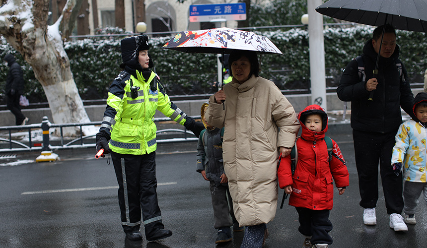 交通民警辅警早高峰护校。
