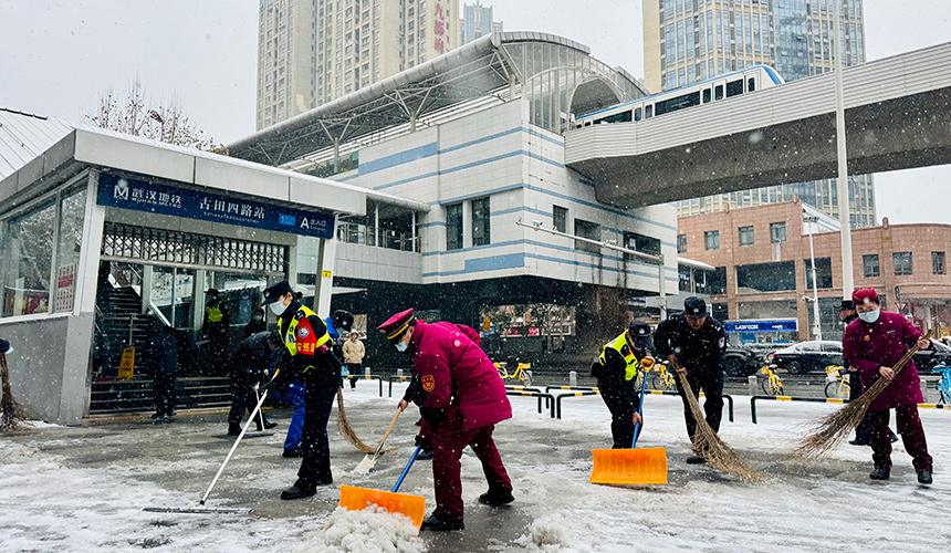 轨道民警和地铁工作人员清扫积雪。