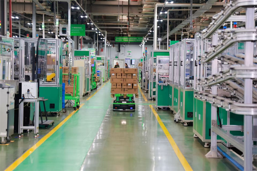 施耐德电气武汉工厂自动导引车（AGV）。陈正茂摄
