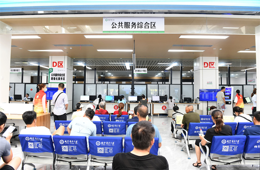 “一站式”政务服务惠企便民。陈红菊 摄