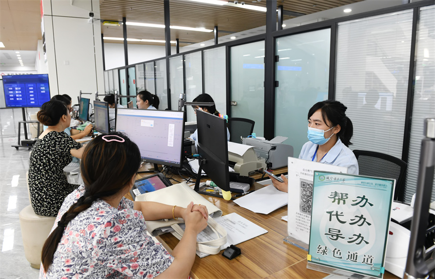 “一站式”政务服务惠企便民。陈红菊 摄