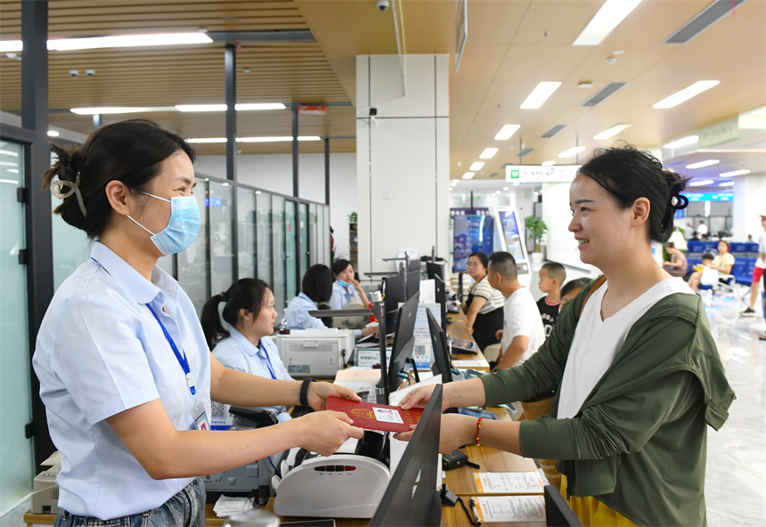 “一站式”政務服務惠企便民。陳紅菊 攝