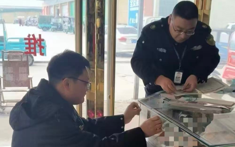 專賣執法人員為零售戶張貼專賣監管二維碼。