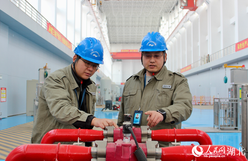 电站工作人员正在检查调速器。人民网记者 王郭骥摄