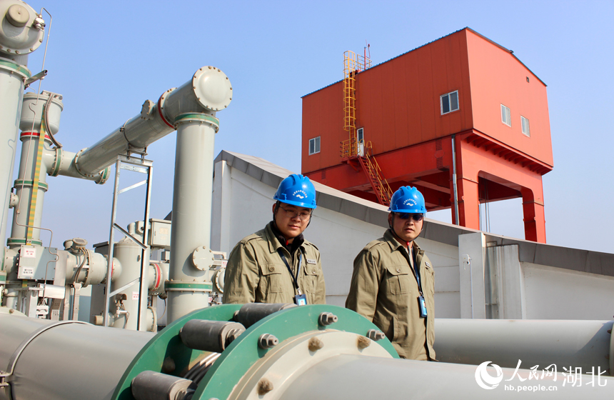 电站工作人员正在查看GIS设备。人民网记者 王郭骥摄