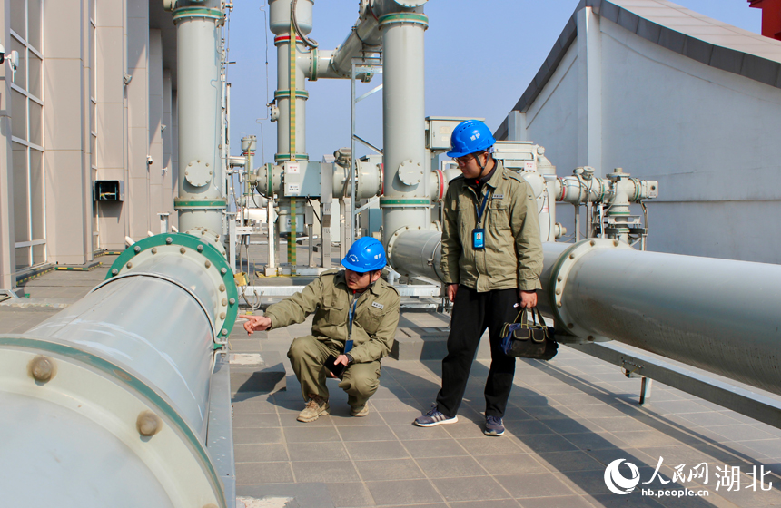 电站工作人员正在查看GIS设备。人民网记者 王郭骥摄