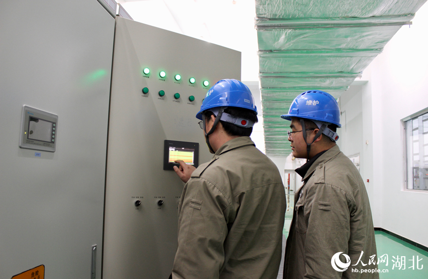 电站工作人员正在查看稀油站数据。人民网记者 王郭骥摄