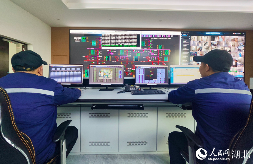 碾盘山水利水电枢纽电站控制室,值班人员监控各项数据。人民网记者 王郭骥摄