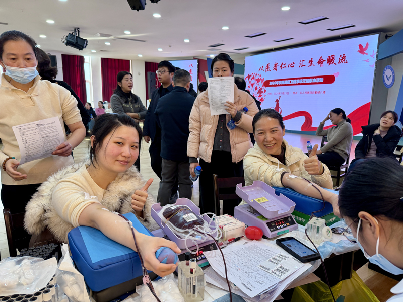 童楊雯（右）與武文珺，兩位輸血科醫務人員一起坐上採血椅。