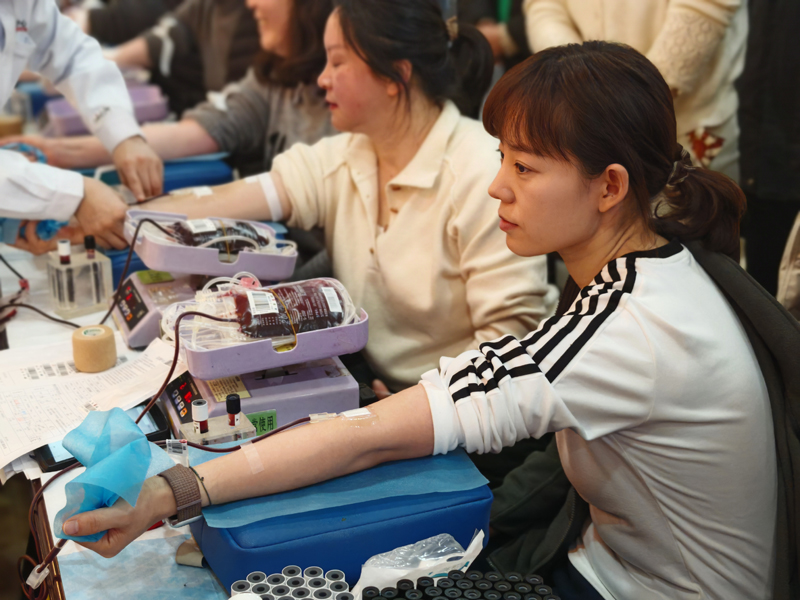 王秀春正在獻血。