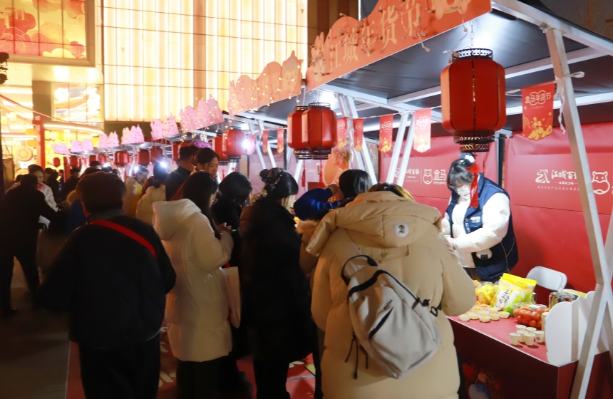 武漢特色農產品新春廟會上市民選購農產品。陳雪瑩攝