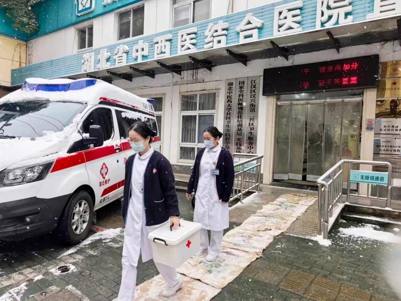 漢興第二社區衛生服務中心醫護人員上門為患者採血化驗。