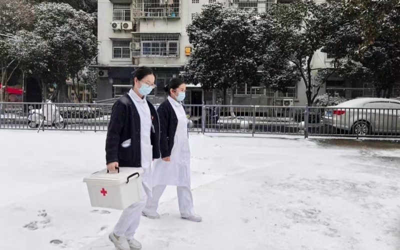 漢興第二社區衛生服務中心醫護人員上門為患者採血化驗。
