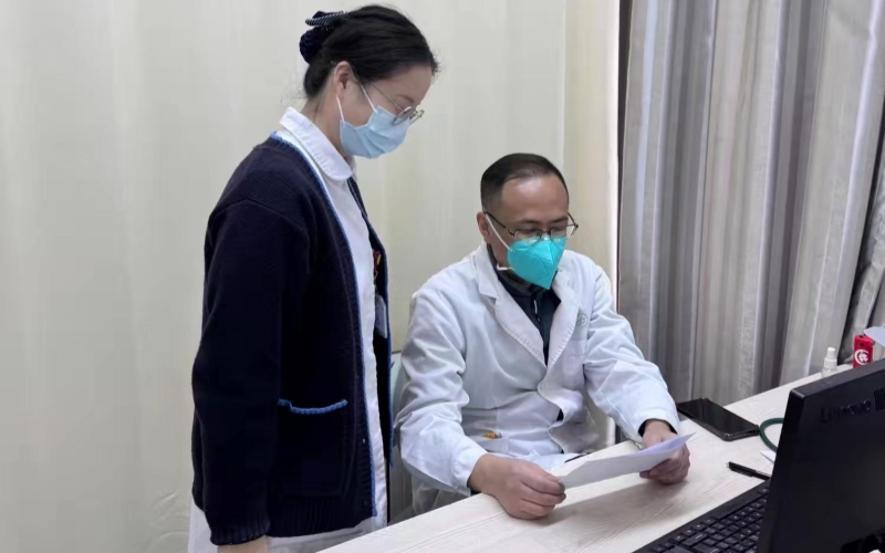 漢興第二社區衛生服務中心醫護人員上門為患者採血化驗。