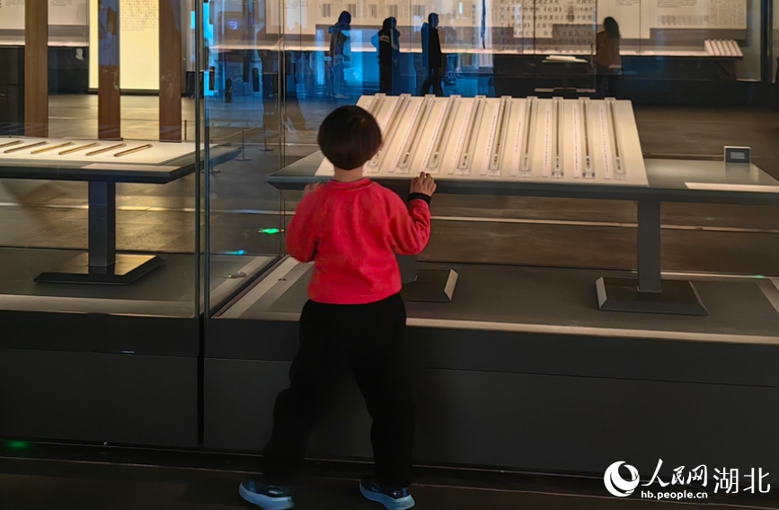 小朋友正在认真学习文物知识