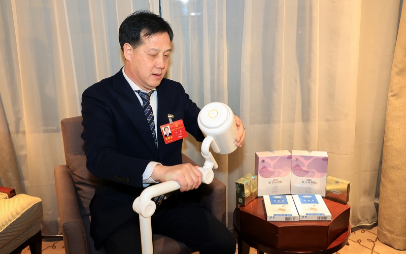 省人大代表、蘄春縣蘄艾產業協會會長田群拿著艾草產品。