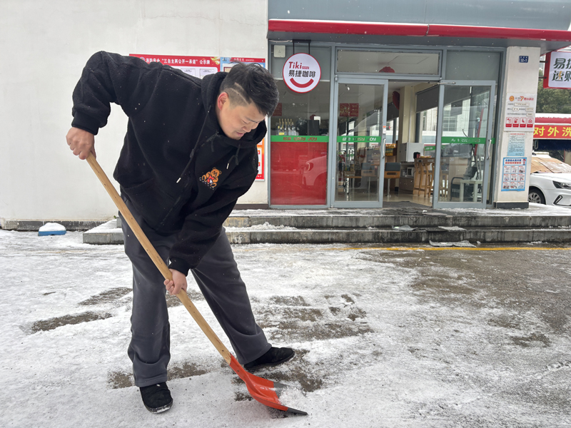 配送人員主動幫忙清理零售戶門前積雪。