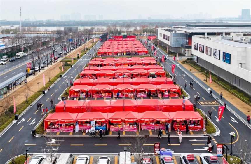 超过300个展位汇聚，全景展现城市烟火气与新春消费活力。