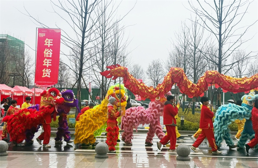年货市集上得民俗表演。