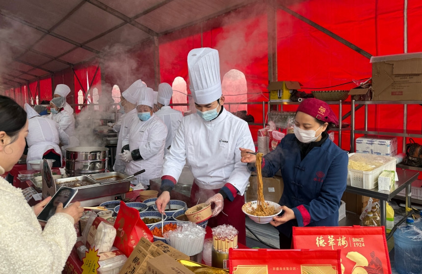 市民在年货市集购买美食。